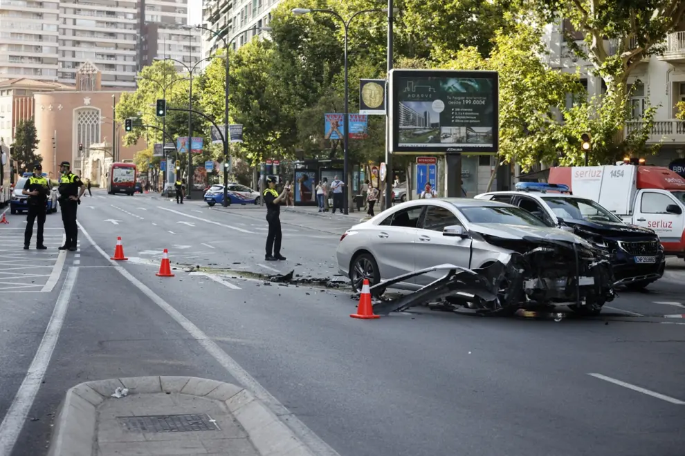 Aparatoso accidente entre un turismo y un coche de la Policía Nacional en Zaragoza