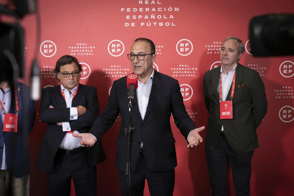 La delegación aragonesa, presente en la sede de la Federación Española de Fútbol con la candidatura de Zaragoza al Mundial 2030