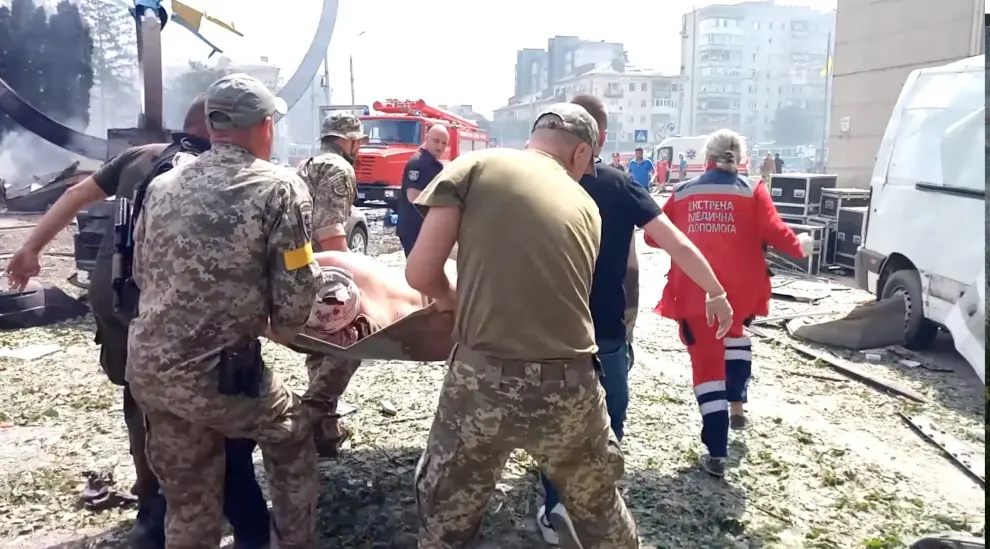 SENSITIVE MATERIAL. THIS IMAGE MAY OFFEND OR DISTURB    Rescuers carry the body of a person at the site of a Russian military strike, as Russia's attack on Ukraine continues, in Vinnytsia, Ukraine July 14, 2022 in this still image obtained from a handout video. State Emergency Services of Ukraine/Handout via REUTERS ATTENTION EDITORS - THIS IMAGE HAS BEEN SUPPLIED BY A THIRD PARTY.  MANDATORY CREDIT UKRAINE-CRISIS/VINNYTSIA