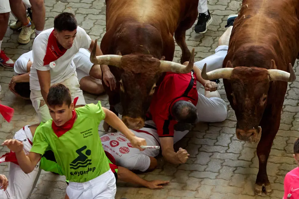 Revellers sprint during the running of the bulls at the San Fermin festival in Pamplona, Spain, July 14, 2022. REUTERS/Juan Medina SPAIN-CULTURE/BULLS