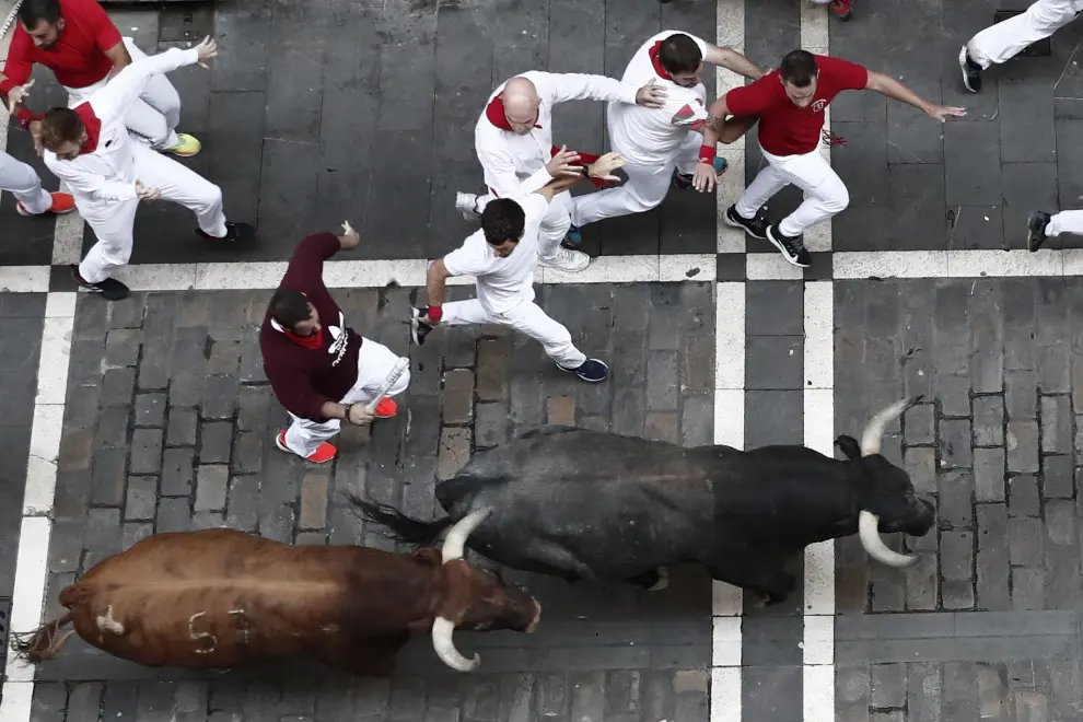 Revellers sprint during the running of the bulls at the San Fermin festival in Pamplona, Spain, July 14, 2022. REUTERS/Juan Medina SPAIN-CULTURE/BULLS