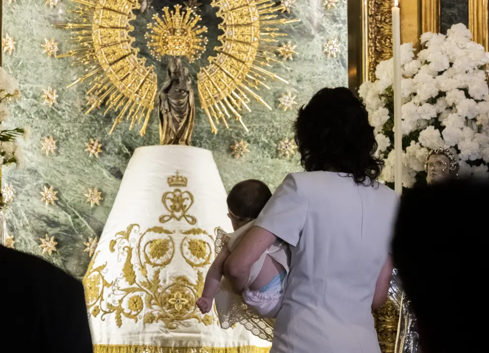 Paso de los niños por el manto de la Virgen del Pilar.