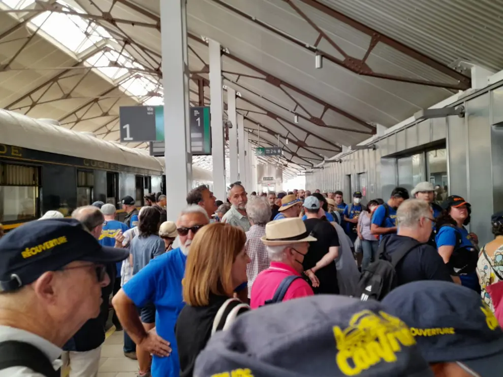 Concentración por la reapertura del Canfranc y el tren azul