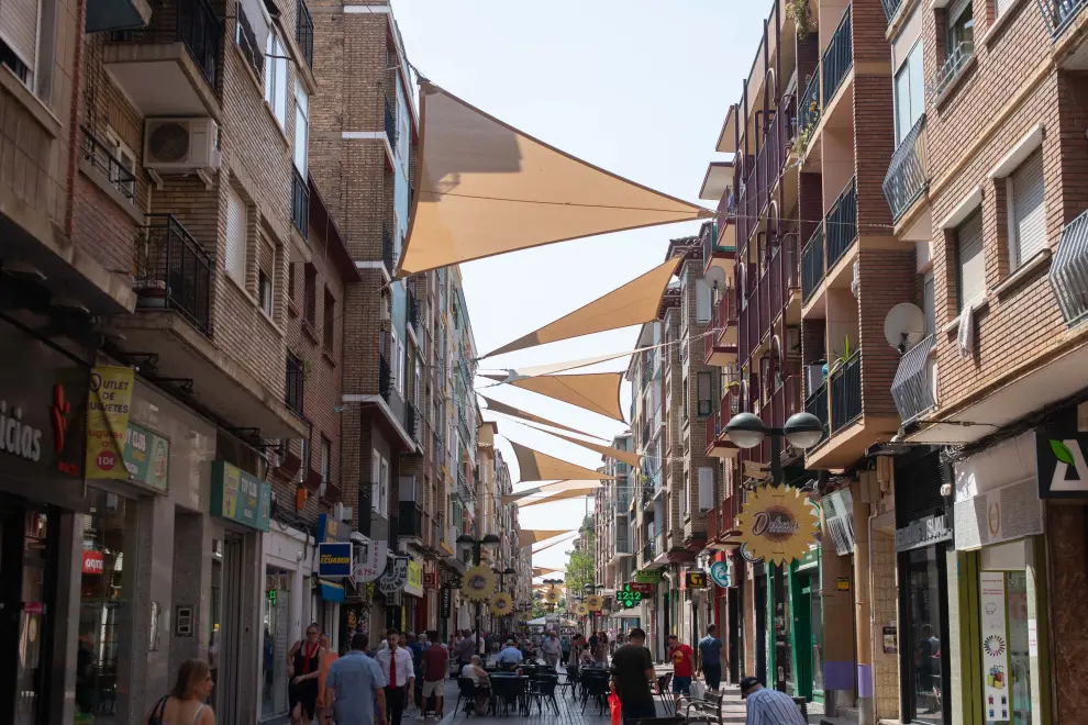 Instalación de toldos para dar sombra a la calle Delicias de Zaragoza.