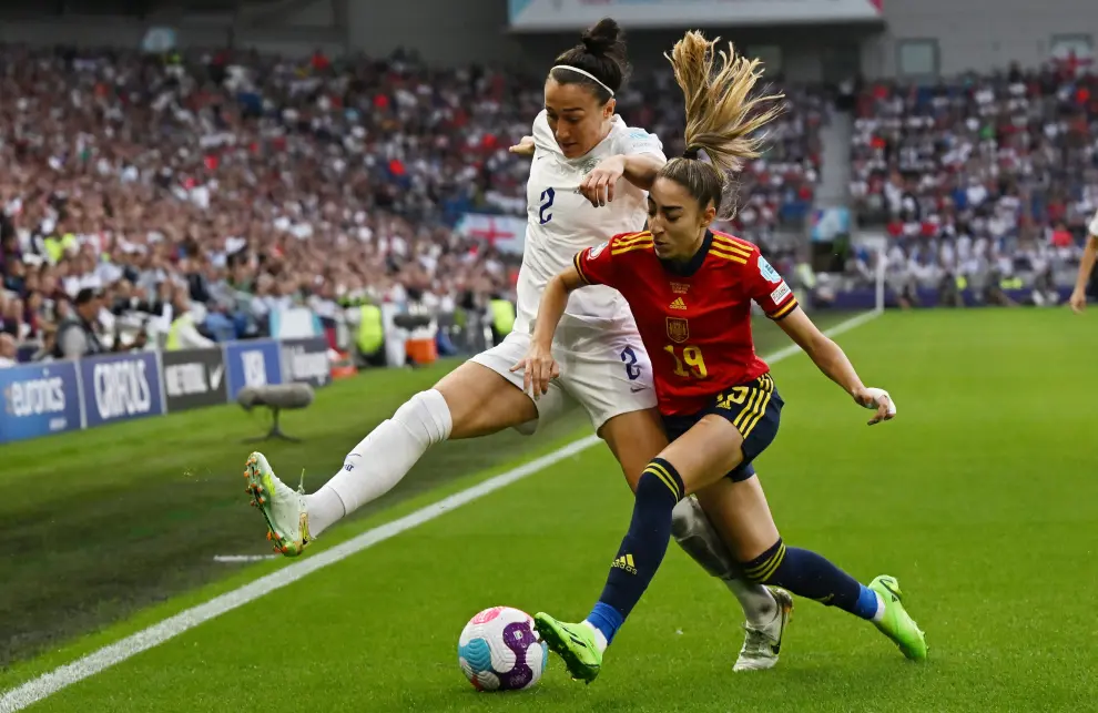 Soccer Football - Women's Euro 2022 - Quarter Final - England v Spain - The American Express Community Stadium, Brighton, Britain - July 20, 2022 Spain's Ona Batlle in action with England's Lauren Hemp REUTERS/Dylan Martinez SOCCER-EURO-ENG-ESP/REPORT
