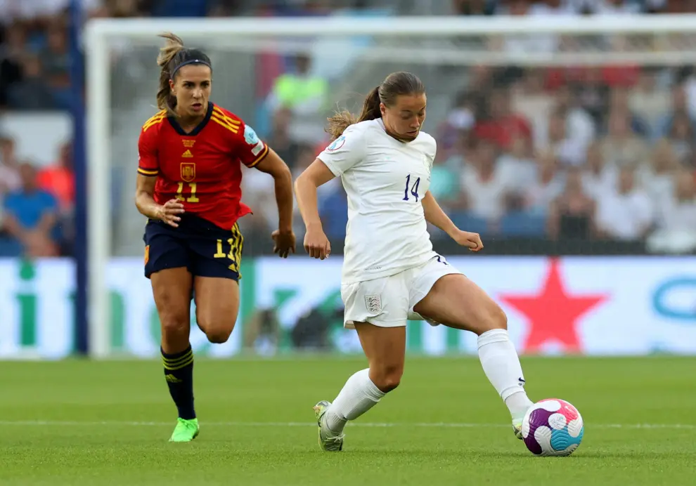 Soccer Football - Women's Euro 2022 - Quarter Final - England v Spain - The American Express Community Stadium, Brighton, Britain - July 20, 2022 England's Lucy Bronze in action with Spain's Olga Carmona REUTERS/Dylan Martinez SOCCER-EURO-ENG-ESP/REPORT
