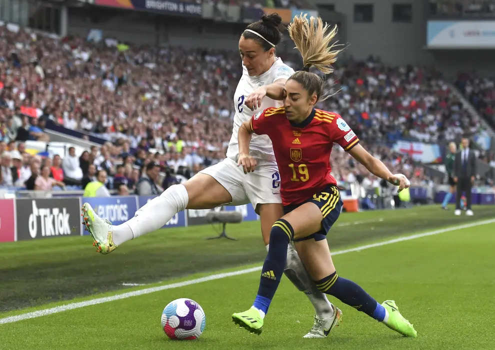 Soccer Football - Women's Euro 2022 - Quarter Final - England v Spain - The American Express Community Stadium, Brighton, Britain - July 20, 2022 Spain's Aitana Bonmati and Mariona Caldentey collide with each other REUTERS/John Sibley SOCCER-EURO-ENG-ESP/REPORT