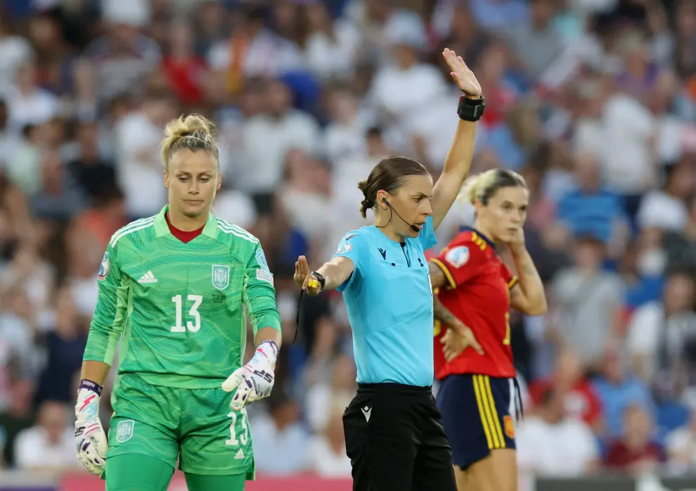 Soccer Football - Women's Euro 2022 - Quarter Final - England v Spain - The American Express Community Stadium, Brighton, Britain - July 20, 2022 Referee Stephanie Frappart gestures before disallowing a goal scored by England's Ellen White after a VAR review REUTERS/Bernadett Szabo SOCCER-EURO-ENG-ESP/REPORT