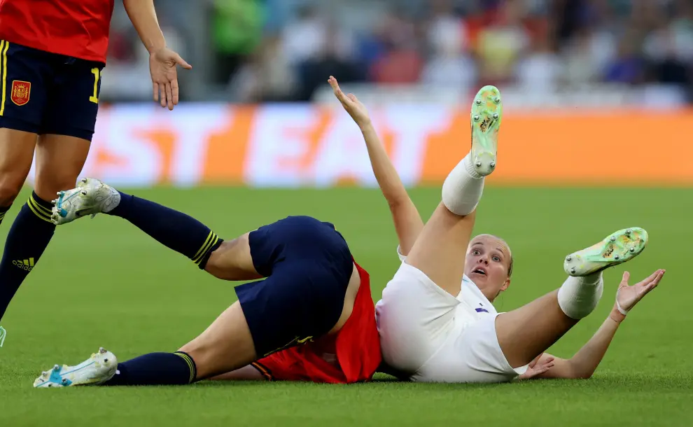 Soccer Football - Women's Euro 2022 - Quarter Final - England v Spain - The American Express Community Stadium, Brighton, Britain - July 20, 2022 England's Beth Mead in action with Spain's Ona Batlle REUTERS/Bernadett Szabo SOCCER-EURO-ENG-ESP/REPORT