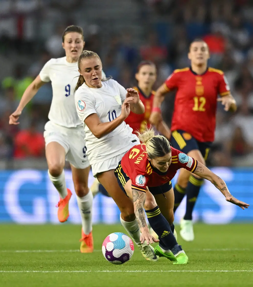 Soccer Football - Women's Euro 2022 - Quarter Final - England v Spain - The American Express Community Stadium, Brighton, Britain - July 20, 2022 England's Beth Mead in action with Spain's Ona Batlle REUTERS/Bernadett Szabo SOCCER-EURO-ENG-ESP/REPORT