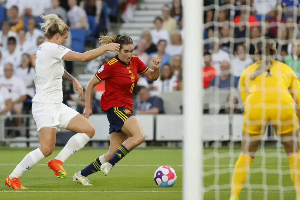 Soccer Football - Women's Euro 2022 - Quarter Final - England v Spain - The American Express Community Stadium, Brighton, Britain - July 20, 2022 England's Georgia Stanway in action with Spain's Mapi Leon REUTERS/Dylan Martinez SOCCER-EURO-ENG-ESP/REPORT