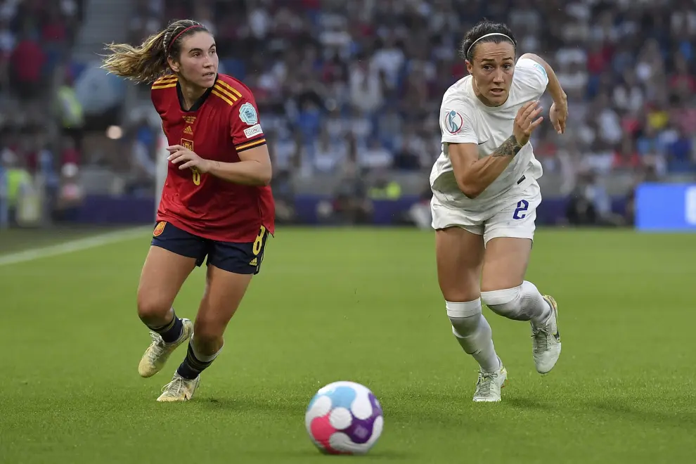 Soccer Football - Women's Euro 2022 - Quarter Final - England v Spain - The American Express Community Stadium, Brighton, Britain - July 20, 2022 Spain's Mapi Leon is shown a yellow card by referee Stephanie Frappart REUTERS/Dylan Martinez SOCCER-EURO-ENG-ESP/REPORT