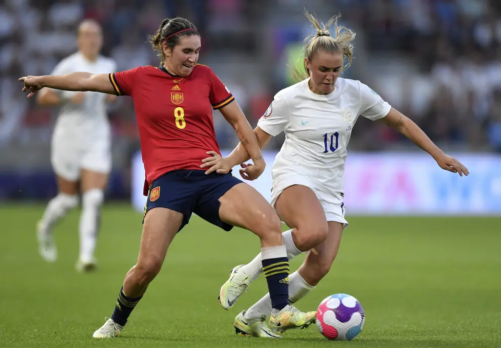 Soccer Football - Women's Euro 2022 - Quarter Final - England v Spain - The American Express Community Stadium, Brighton, Britain - July 20, 2022 Spain's Mapi Leon is shown a yellow card by referee Stephanie Frappart REUTERS/Dylan Martinez SOCCER-EURO-ENG-ESP/REPORT