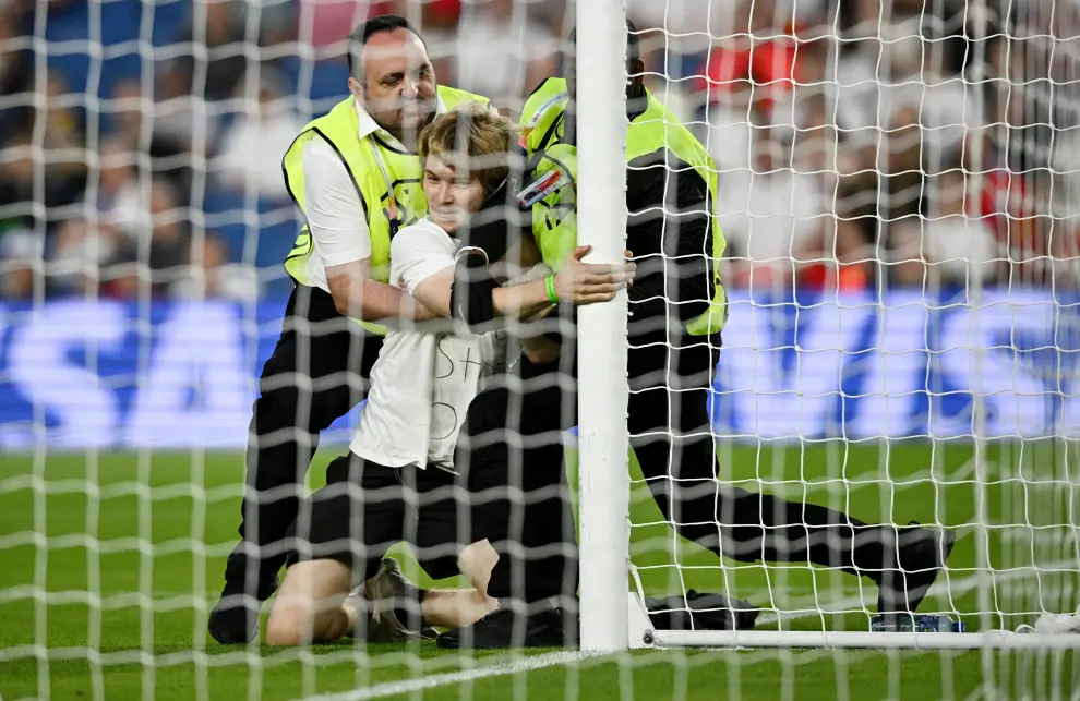 Soccer Football - Women's Euro 2022 - Quarter Final - England v Spain - The American Express Community Stadium, Brighton, Britain - July 20, 2022 A pitch invader is detained by stewards REUTERS/Matthew Childs SOCCER-EURO-ENG-ESP/REPORT