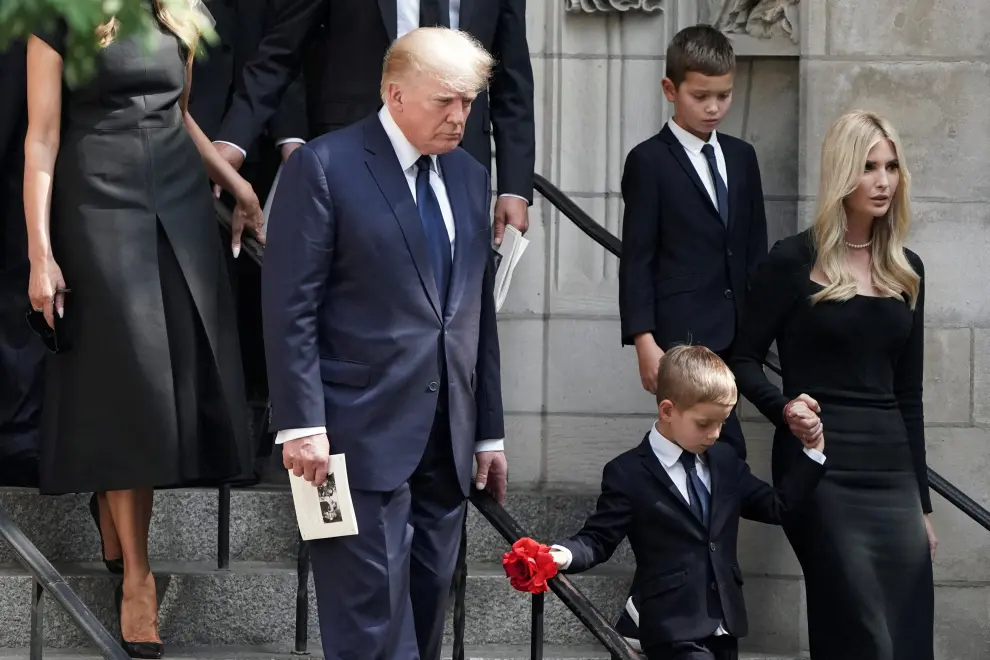 Former U.S. President Donald Trump, his wife Melania, Kimberly Guilfoyle, his sons Barron and Donald Jr. and his daughter Ivanka leave St. Vincent Ferrer Church during the funeral of Ivana Trump, socialite and Trump's first wife, in New York City, U.S., July 20, 2022.  REUTERS/Brendan McDermid     TPX IMAGES OF THE DAY PEOPLE-IVANA TRUMP/FUNERAL
