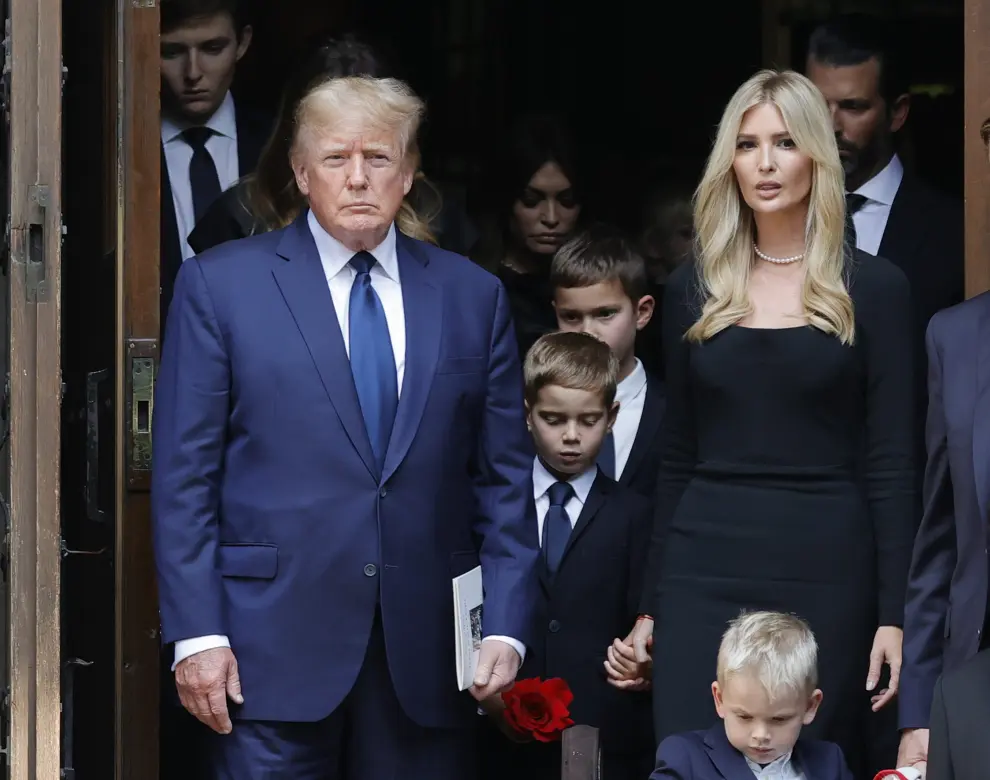New York (United States), 20/07/2022.- Former US President Donald (Top-Left) and his daughter Ivanka and sons Eric and Donald Trump Jr. walk behind the coffin with the remains of his former wife and mother of his children, Ivana Trump at Vincent Ferrer Roman Catholic Church in New York, New York, USA, 20 July 2022. Ivana Trump, the first wife of former President Donald Trump, has died at age 73 on 14 July 2022. (Estados Unidos, Nueva York) EFE/EPA/JASON SZENES
 USA PEOPLE IVANA TRUMP FUNERAL