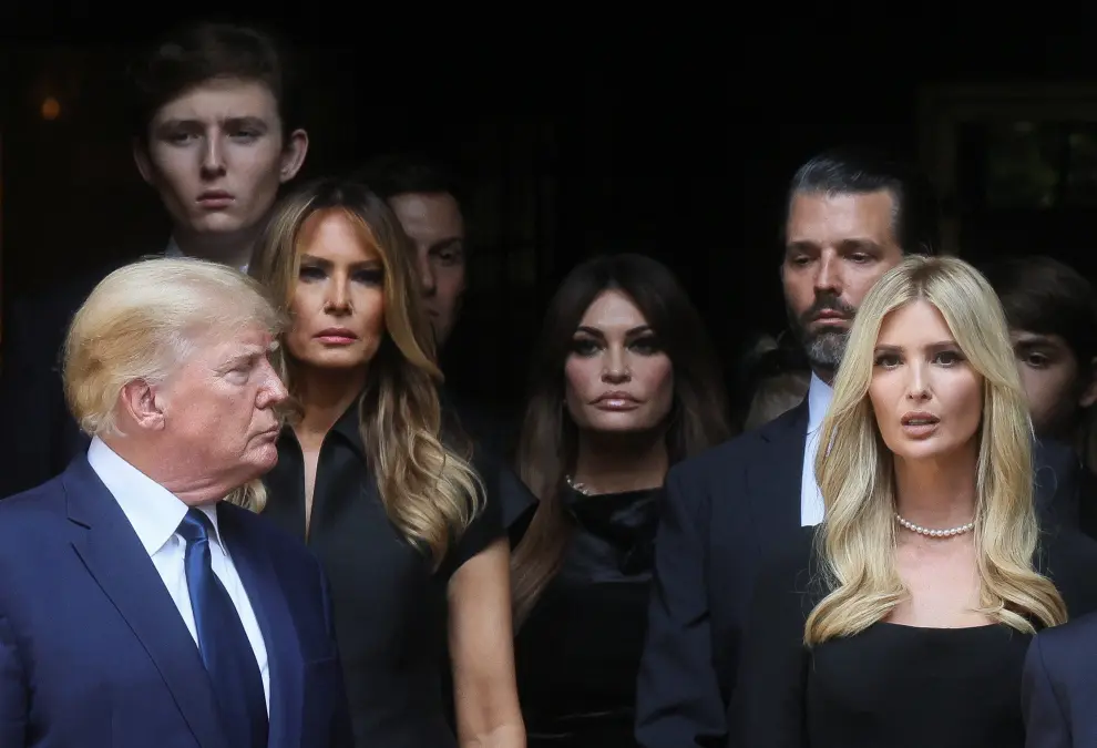 New York (United States), 20/07/2022.- Former US President Donald (Far-Left), his wife Melania and their son Barron, Ivanka, Eric, and Donald Jr stand behind the coffin with the remains of Ivana Trump at St. Vincent Ferrer Roman Catholic Church in New York, New York, USA, 20 July 2022. Ivana Trump, the first wife of former President Donald Trump, has died at age 73 on 14 July 2022. (Estados Unidos, Nueva York) EFE/EPA/JASON SZENES
 USA PEOPLE IVANA TRUMP FUNERAL