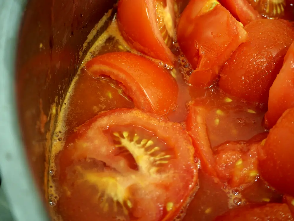 Los tomates, a los pocos minutos, comienzan a soltar caldo.