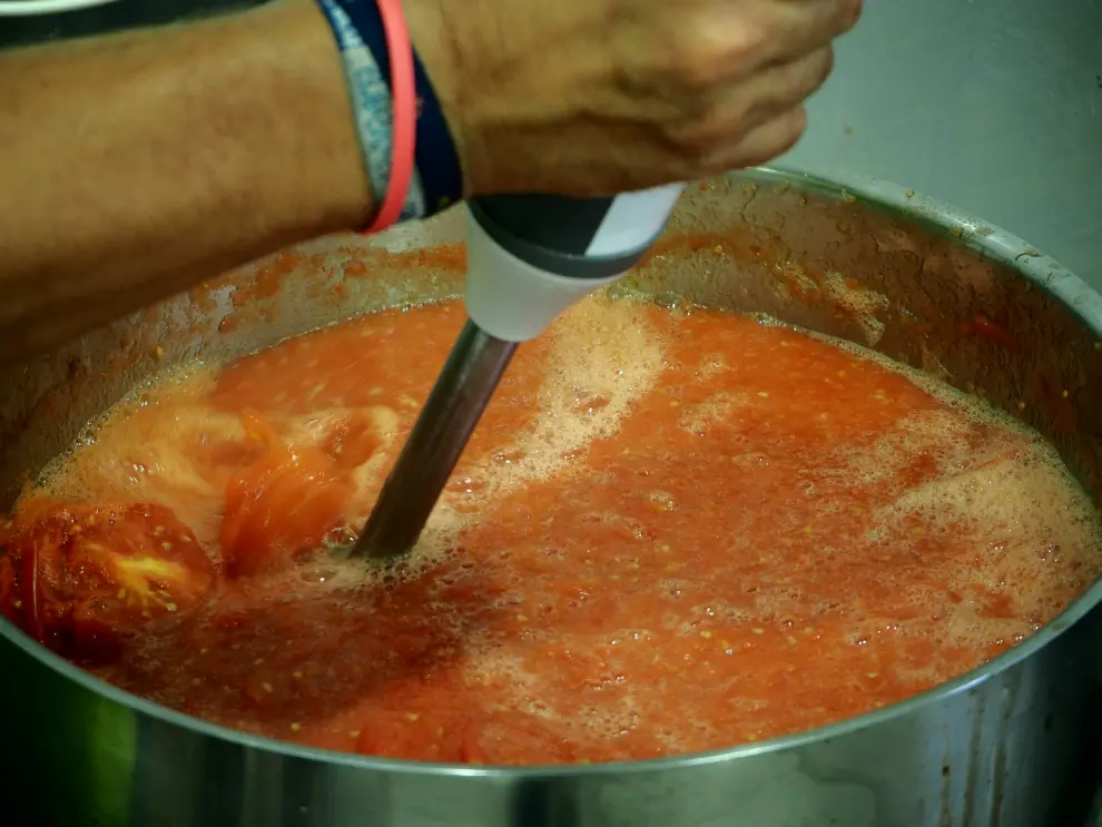 El siguiente paso es triturarlo los tomates cocinados.