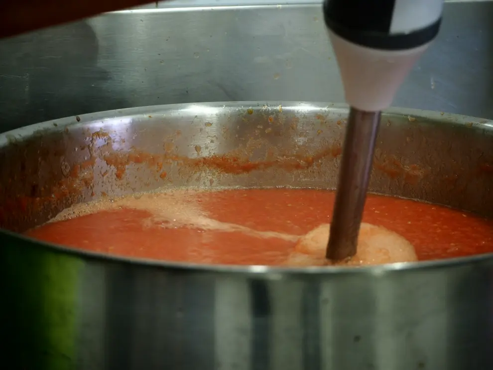 El siguiente paso es triturarlo los tomates cocinados.