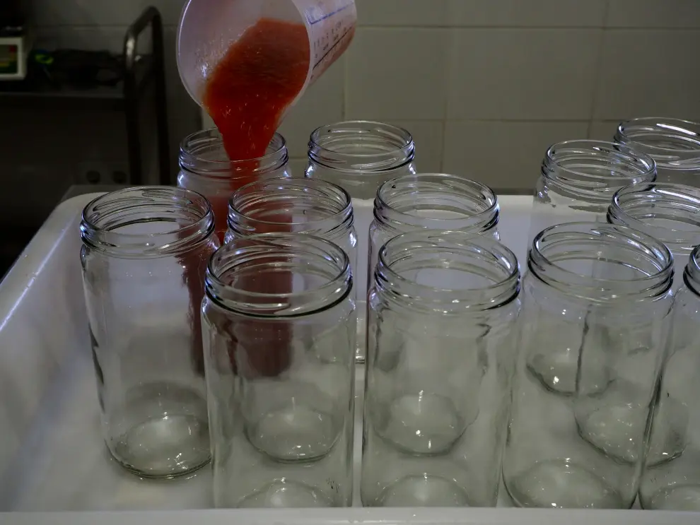 Se rellenan los frascos con el tomate triturado.