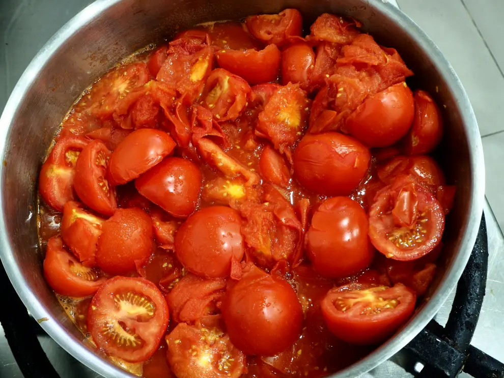 Los tomates, a los pocos minutos, comienzan a soltar caldo.