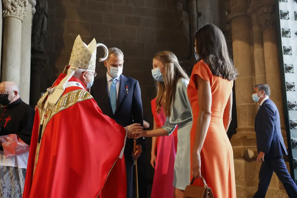 Los Reyes y sus hijas realizan su ofrenda al Apóstol Santiago