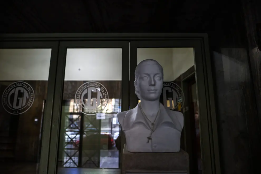 Una estatua de Eva Perón en la entrada de la Confederación General de Trabajadores.