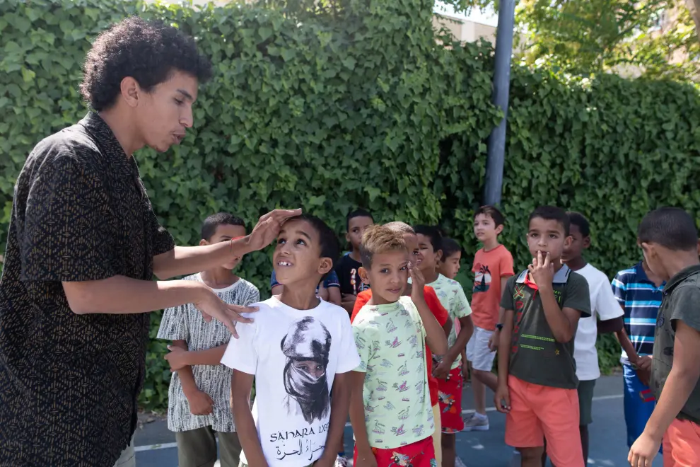 Niños y niñas saharauis visitan el Instituto Aragonés de la Juventud en Zaragoza