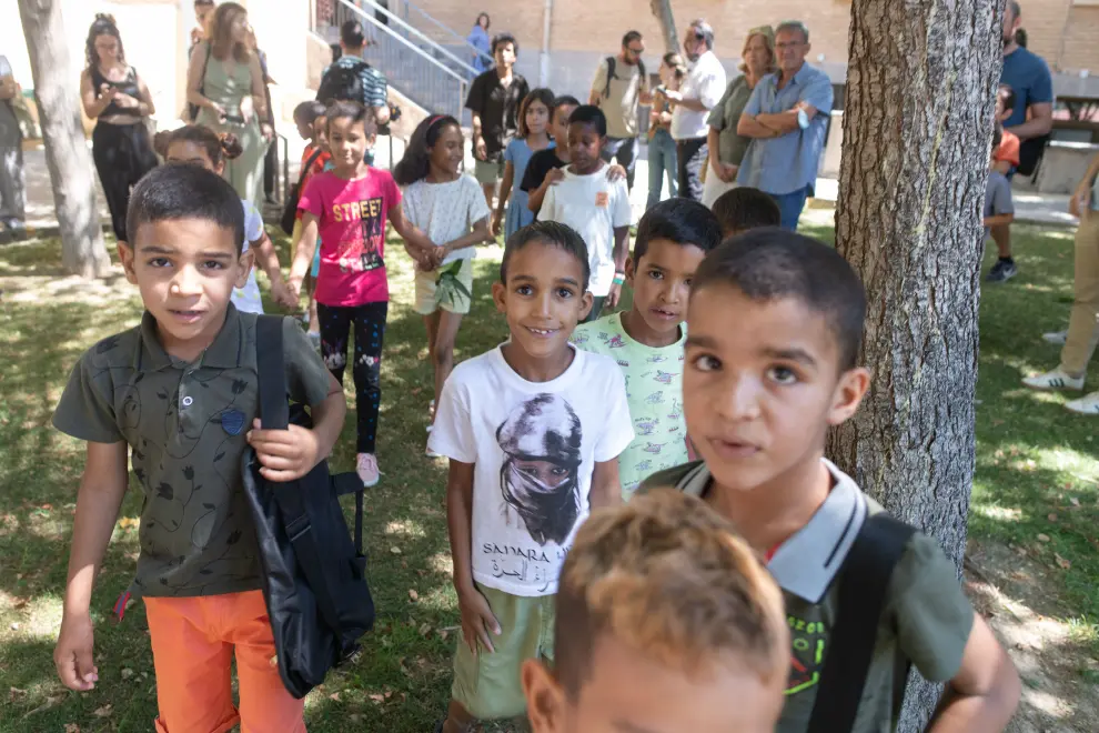 Niños y niñas saharauis visitan el Instituto Aragonés de la Juventud en Zaragoza