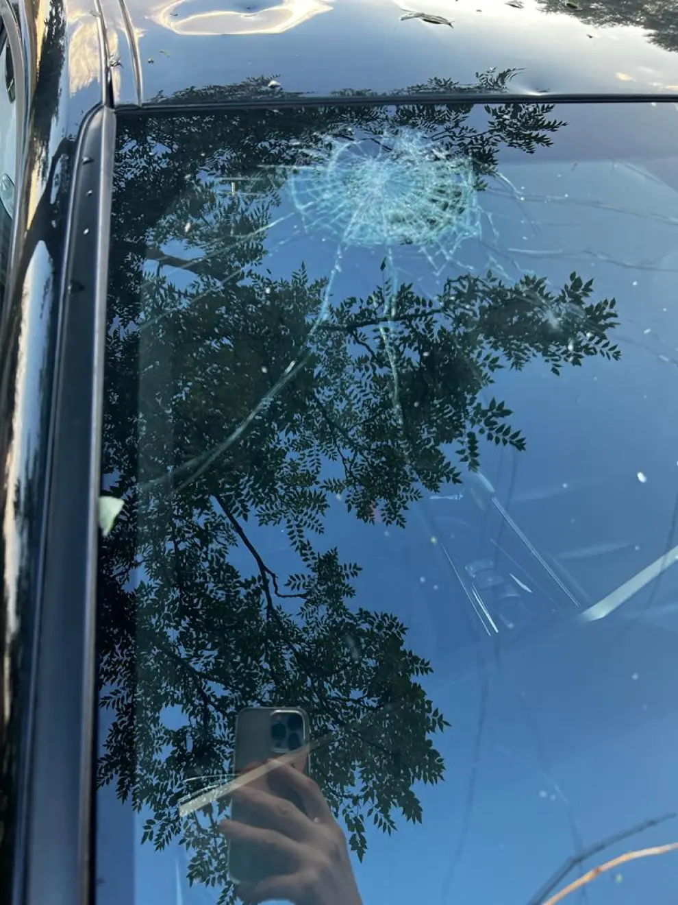 Bolas de granizo "como ladrillos" causan daños en coches y viviendas de Vencillón.