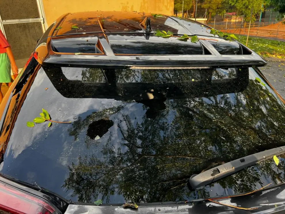 Bolas de granizo "como ladrillos" causan daños en coches y viviendas de Vencillón.