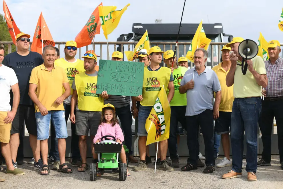 Protesta de agricultores y ganaderos en Monzalbarba
