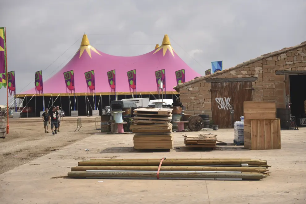 Montaje y preparativos del Monegros Desert Festival.