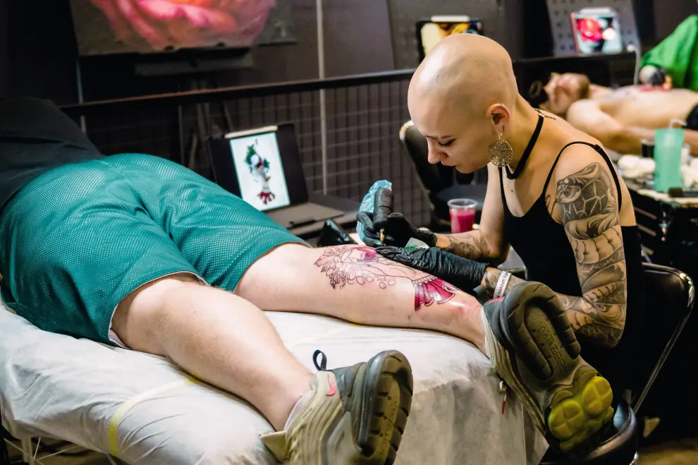 Gdansk (Poland), 30/07/2022.- A tattoo artist works on a customer during the 38th nationwide Gdansk Tattoo Convention 2022 at the Amber EXPO in Gdansk north Poland, 30 July 2022. (Polonia) EFE/EPA/Marcin Gadomski POLAND OUT
 POLAND TATTOO FESTIVAL