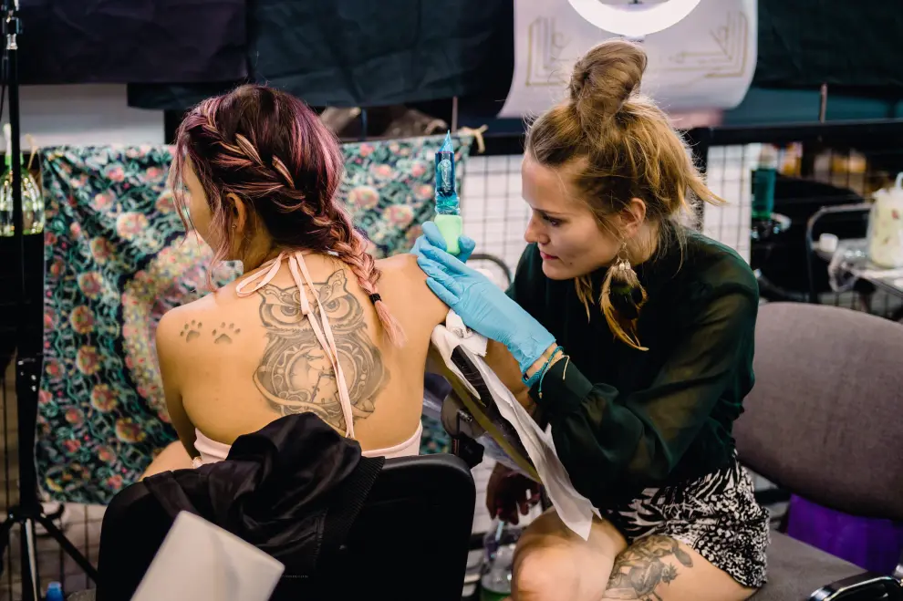 Gdansk (Poland), 30/07/2022.- People visit the 38th nationwide Gdansk Tattoo Convention 2022 at the Amber EXPO in Gdansk north Poland, 30 July 2022. (Polonia) EFE/EPA/Marcin Gadomski POLAND OUT
 POLAND TATTOO FESTIVAL