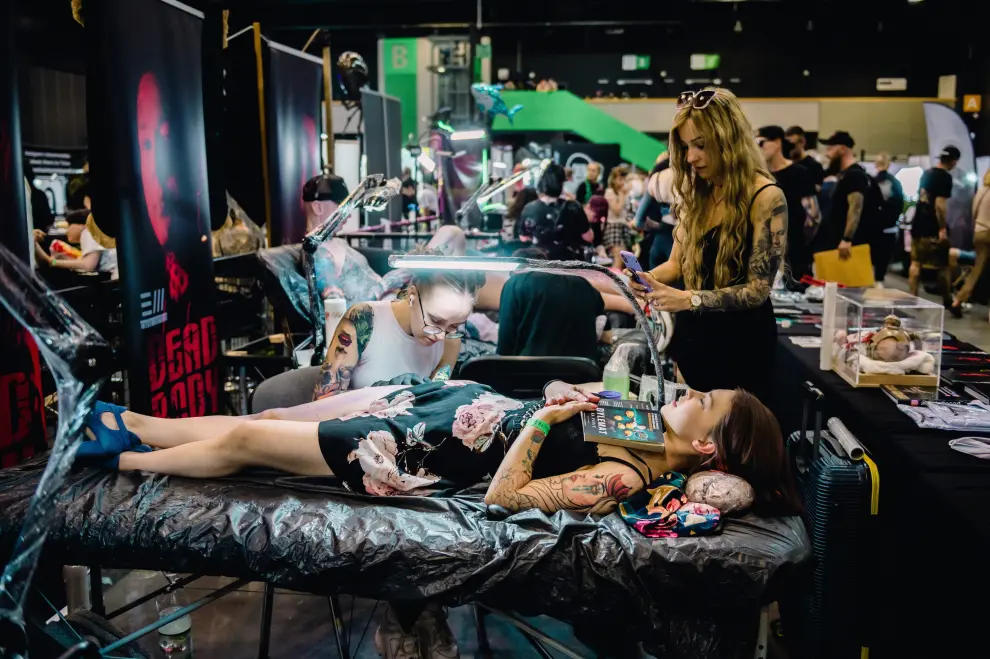 Gdansk (Poland), 30/07/2022.- A tattoo artist works on a customer during the 38th nationwide Gdansk Tattoo Convention 2022 at the Amber EXPO in Gdansk north Poland, 30 July 2022. (Polonia) EFE/EPA/Marcin Gadomski POLAND OUT
 POLAND TATTOO FESTIVAL