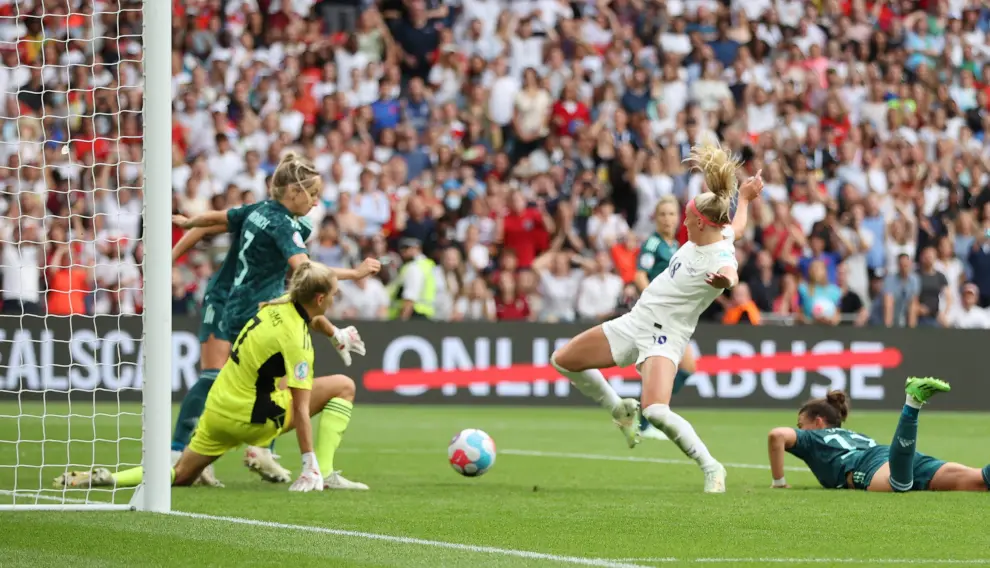 Soccer Football - Women's Euro 2022 - Final - England v Germany - Wembley Stadium, London, Britain - July 31, 2022 England's Chloe Kelly scores their second goal REUTERS/Peter Cziborra SOCCER-EURO-ENG-GER/REPORT