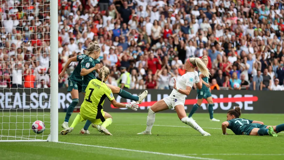 Soccer Football - Women's Euro 2022 - Final - England v Germany - Wembley Stadium, London, Britain - July 31, 2022 England's Chloe Kelly scores their second goal REUTERS/Molly Darlington SOCCER-EURO-ENG-GER/REPORT