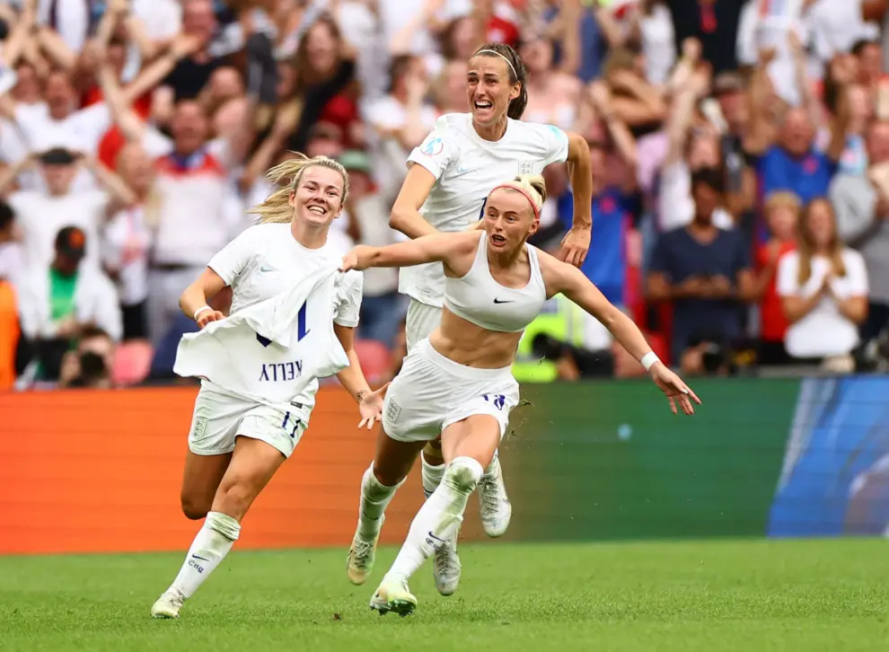 Soccer Football - Women's Euro 2022 - Final - England v Germany - Wembley Stadium, London, Britain - July 31, 2022 England's Chloe Kelly celebrates scoring their second goal with teammates REUTERS/Dylan Martinez SOCCER-EURO-ENG-GER/REPORT