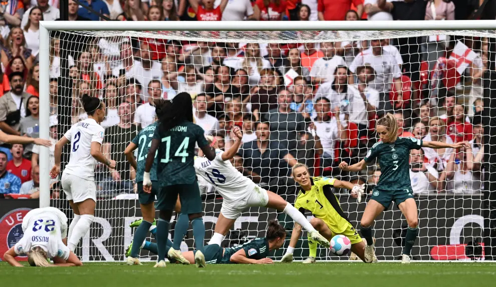 Soccer Football - Women's Euro 2022 - Final - England v Germany - Wembley Stadium, London, Britain - July 31, 2022 England's Chloe Kelly celebrates scoring their second goal REUTERS/Peter Cziborra SOCCER-EURO-ENG-GER/REPORT