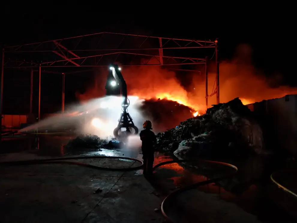 Incendio en una empresa de gestión de residuos de La Puebla