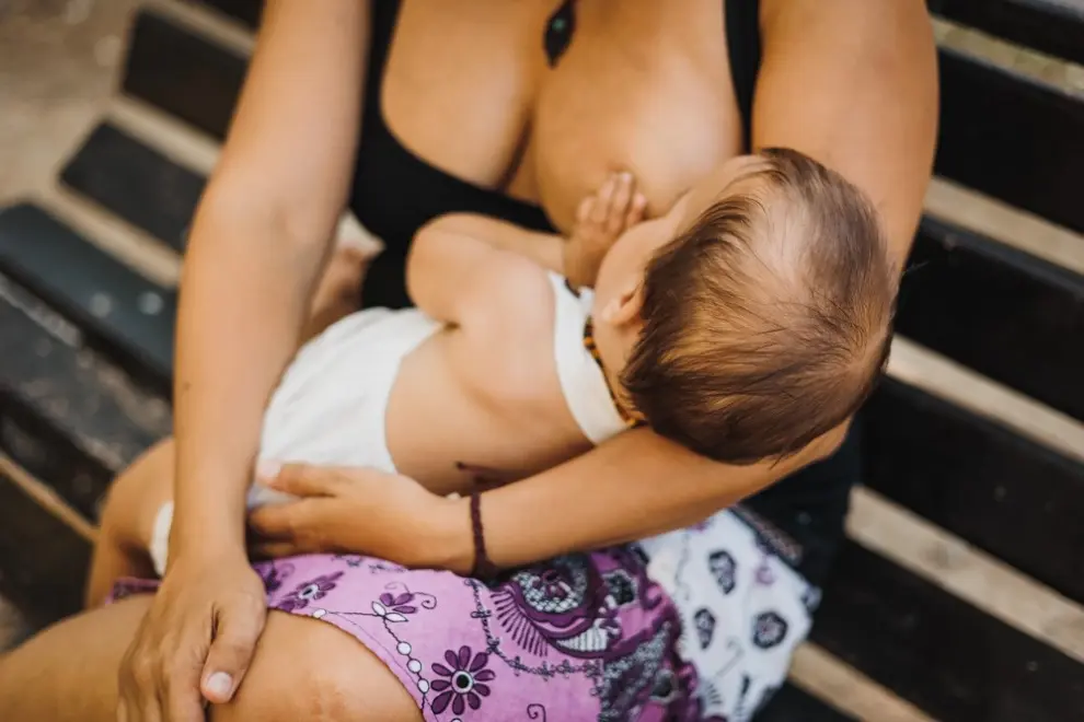 María y su hija Ixeya, en un momento de la sesión de fotografía de lactancia materna en el Parque Grande.