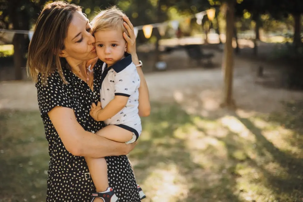Mikaela y su hijo Matheus, durante la sesión de fotografía de lactancia materna en el Parque Grande.