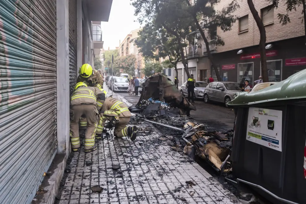 El fuego se ha originado en un contenedor de basura de la calle Ricardo del Arco, cerca de la plaza de San Gregorio.