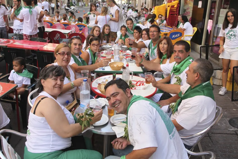 Almuerzo en el Coso, una tradición del inicio de las Fiestas de San Lorenzo en Huesca,
