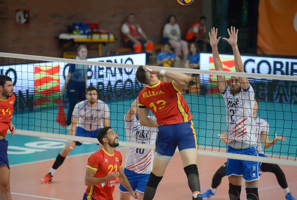 Foto de partido España-Eslovaquia, del Preeuropeo de voleibol disputado en Los Planos de Teruel