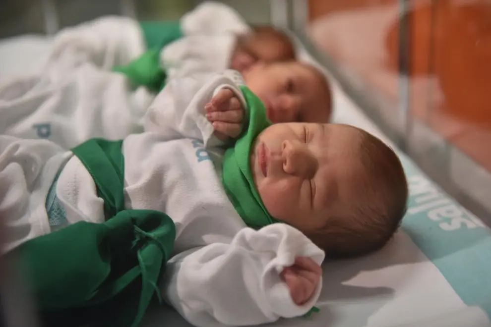 El Hospital San Jorge de Huesca lleva la fiesta a los nidos vistiendo de blanco y verde a los recién nacidos.