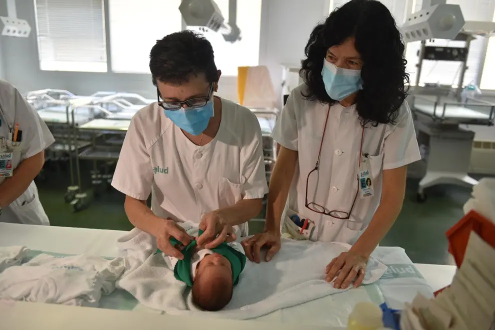 El Hospital San Jorge de Huesca lleva la fiesta a los nidos vistiendo de blanco y verde a los recién nacidos.