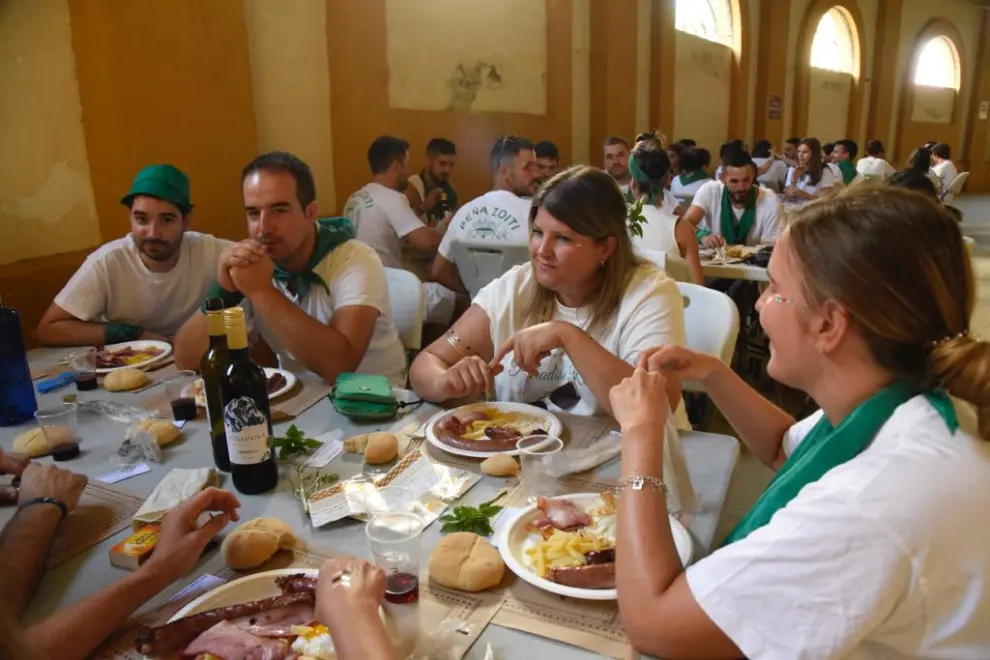 Los almuerzos, paso previo al estallido festivo en Huesca.